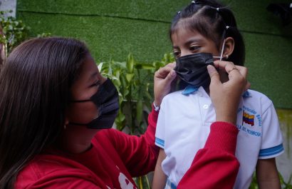 Uso de mascarilla en instituciones educativas de Ecuador disminuirá a medida que avance el plan de vacunación contra la fiebre amarilla y tosferina