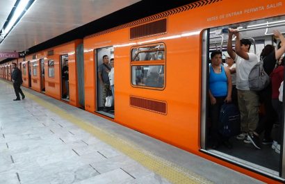 Usuarios del Metro CDMX atentos ante recientes casos de pinchazos en el Metro CDMX, este 14 de mayo de 2025.
