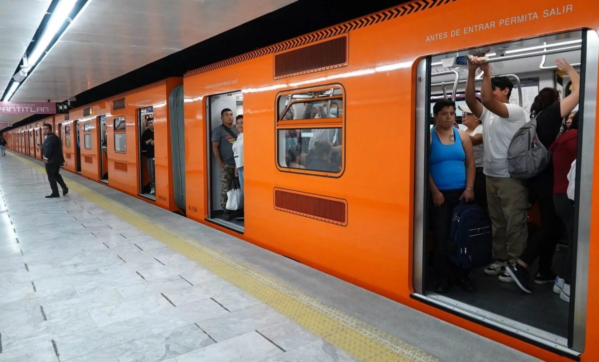 Usuarios del Metro CDMX atentos ante recientes casos de pinchazos en el Metro CDMX, este 14 de mayo de 2025.