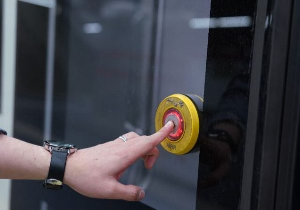 Usuarios del Metro de Quito se adaptan al sistema manual de apertura de puertas