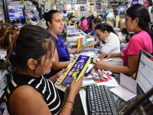 Utiles escolares son más caros este año: Familias enfrentan alza de gastos que en planteles particulares superan los $1.000