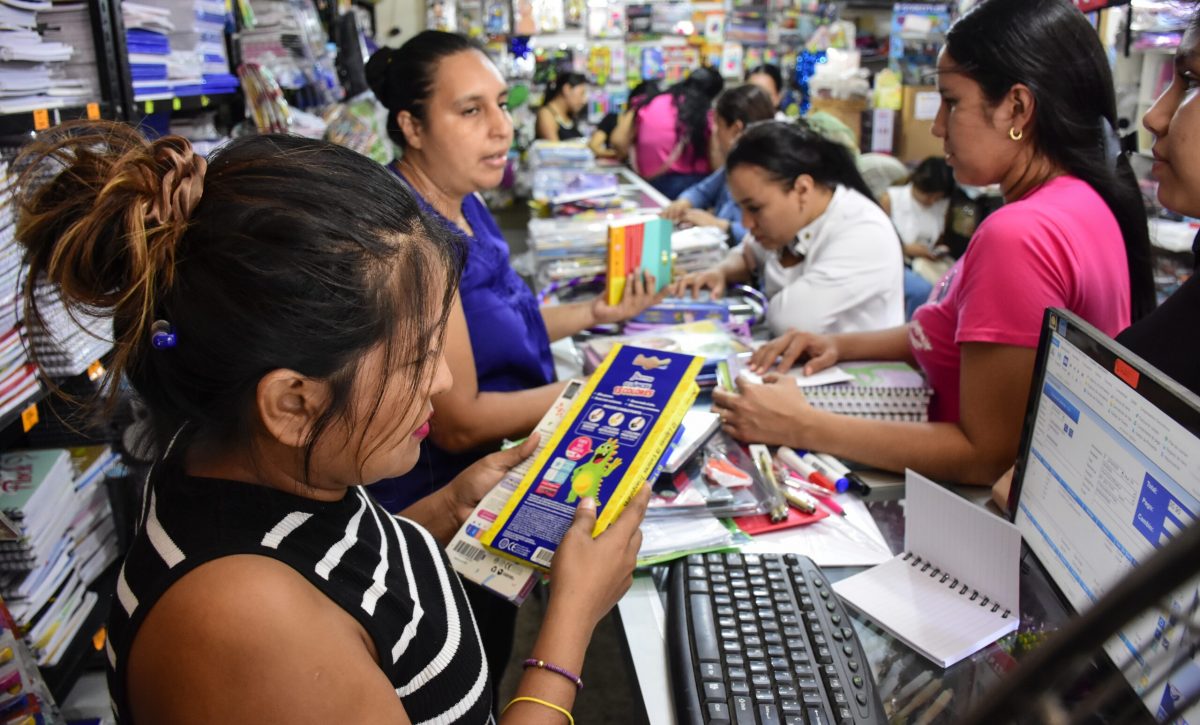 Utiles escolares son más caros este año: Familias enfrentan alza de gastos que en planteles particulares superan los $1.000