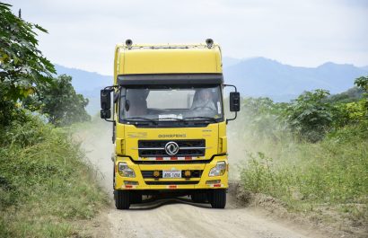 Por la vía Colón -Quimís circulan hasta vehículos pesados que han deteriorado más la carretera.