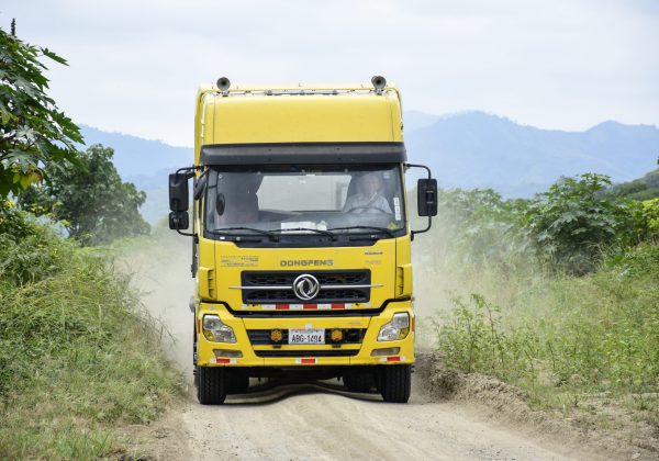 Por la vía Colón -Quimís circulan hasta vehículos pesados que han deteriorado más la carretera.