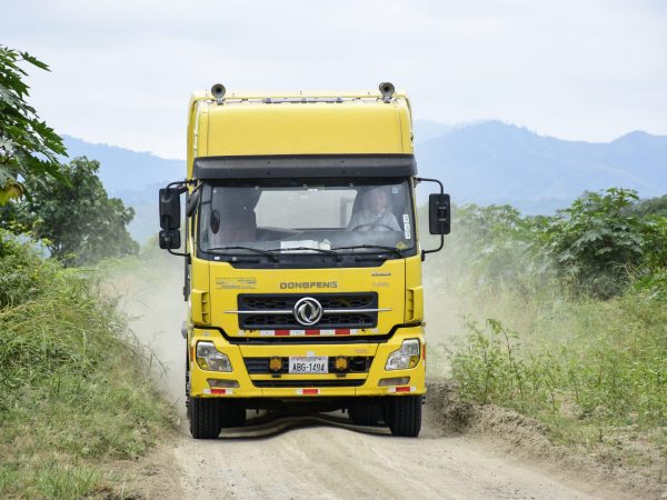 Por la vía Colón -Quimís circulan hasta vehículos pesados que han deteriorado más la carretera.