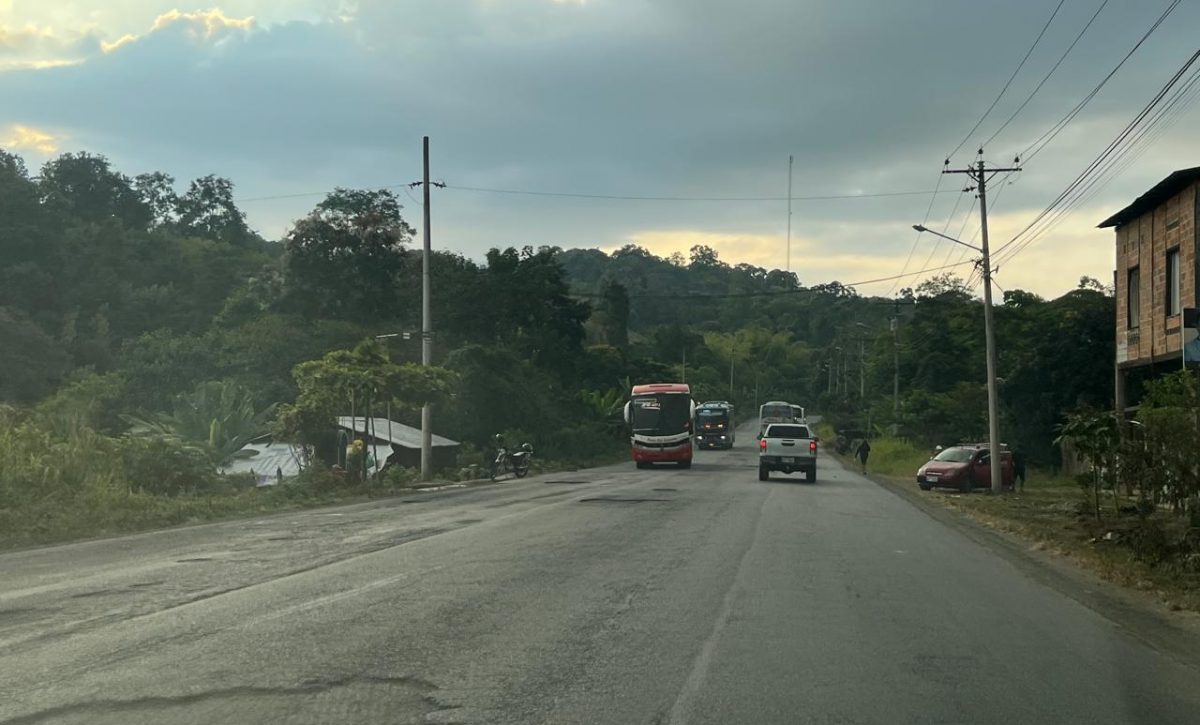 La vía Montecristi - Jipijapa - La Cadena, hay tramos críticos.