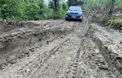 En la vía hacia la comunidad de San Carlos, en Jipijapa, los carros pequeños no pueden circular por el mal estado.