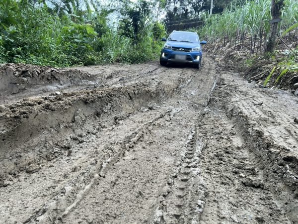En la vía hacia la comunidad de San Carlos, en Jipijapa, los carros pequeños no pueden circular por el mal estado.