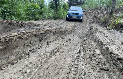 En la vía hacia la comunidad de San Carlos, en Jipijapa, los carros pequeños no pueden circular por el mal estado.