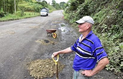 La vía Manta–Quevedo tiene una longitud de 194 kilómetros y muchos de sus tramos se encuentran en mal estado.