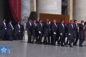Así fue la emotiva llegada del féretro del papa Francisco a la Basílica de San Pedro por última vez
