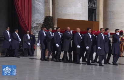 Así fue la emotiva llegada del féretro del papa Francisco a la Basílica de San Pedro por última vez