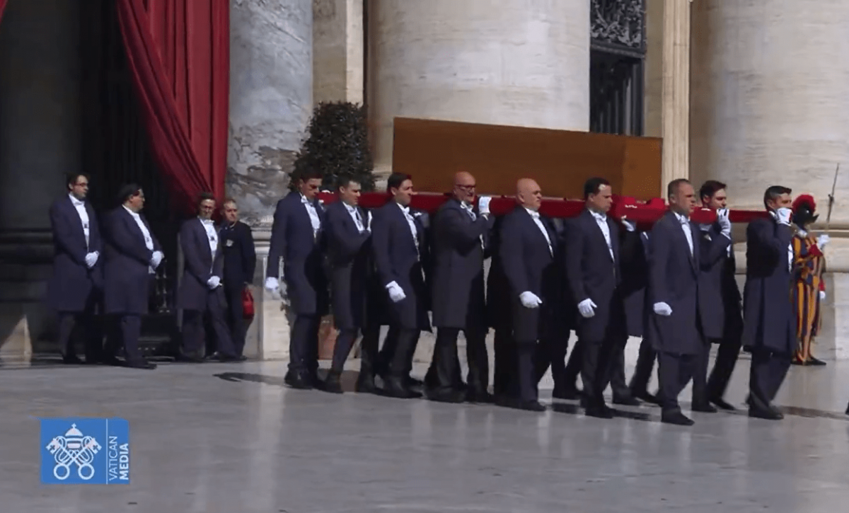 Así fue la emotiva llegada del féretro del papa Francisco a la Basílica de San Pedro por última vez