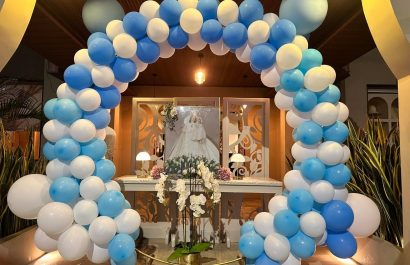 En los barrios, las personas decoran la imagen de la Virgen de La Merced, con globos y flores.