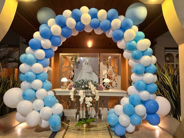 En los barrios, las personas decoran la imagen de la Virgen de La Merced, con globos y flores.