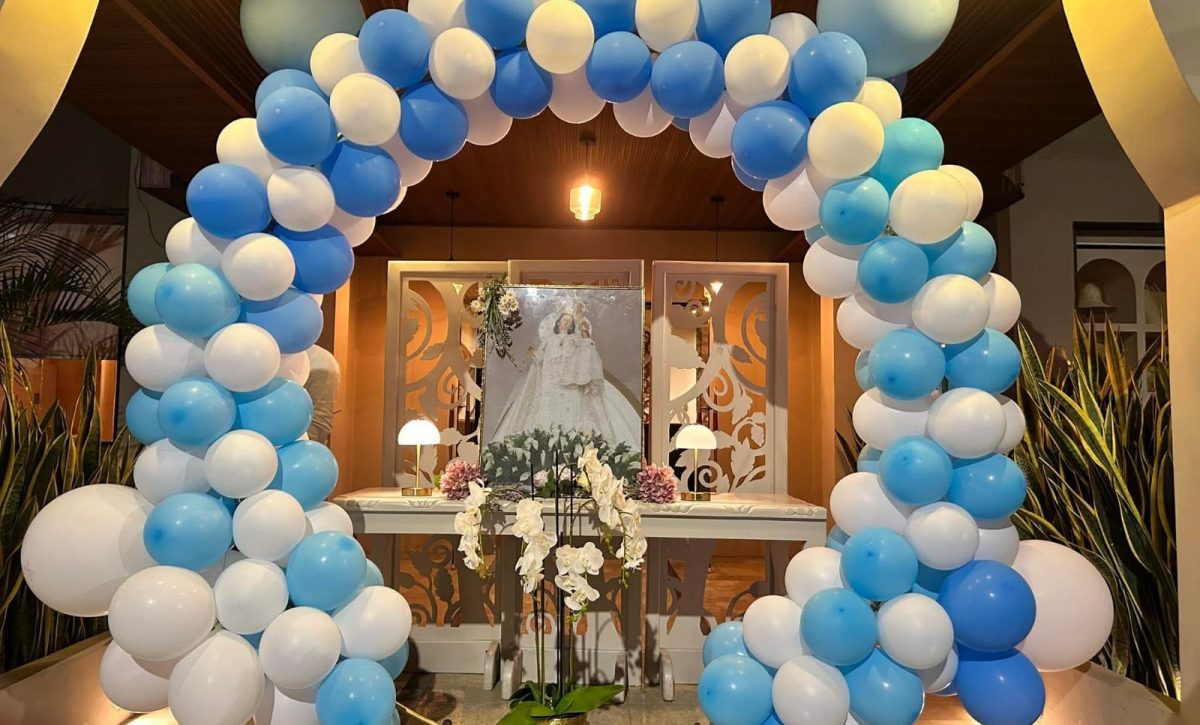 En los barrios, las personas decoran la imagen de la Virgen de La Merced, con globos y flores.