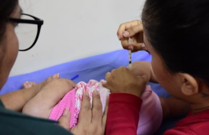 La vacuna hexavalente se aplica a los dos, cuatro y a los seis meses de edad.