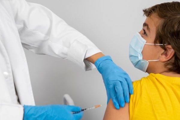 EEUU retira la recomendación de vacunarse contra la COVID-19 a los niños sanos y las mujeres embarazadas