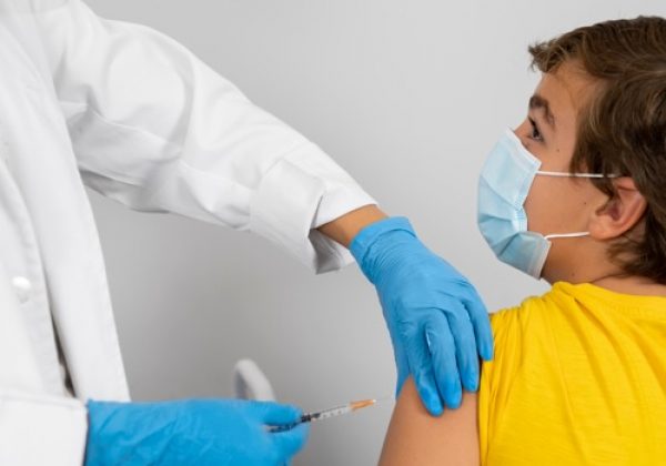 EEUU retira la recomendación de vacunarse contra la COVID-19 a los niños sanos y las mujeres embarazadas