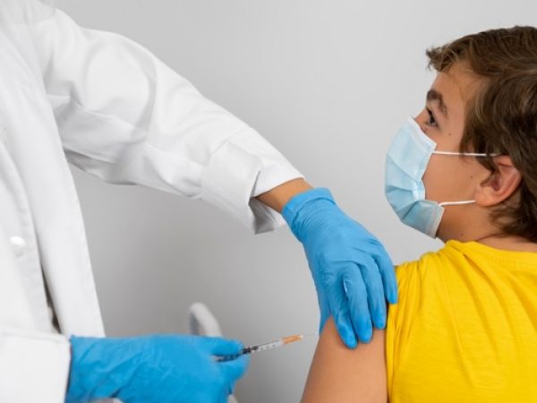 EEUU retira la recomendación de vacunarse contra la COVID-19 a los niños sanos y las mujeres embarazadas