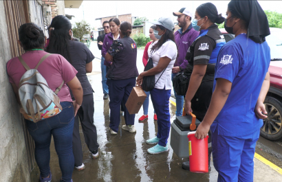 Vacunación casa por casa en Portoviejo busca frenar repunte de tosferina y fiebre amarilla