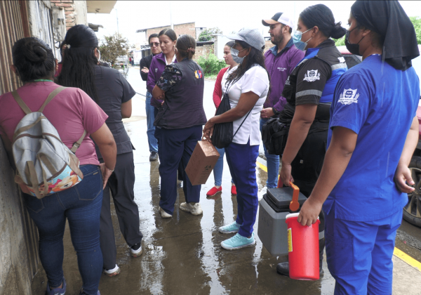 Vacunación casa por casa en Portoviejo busca frenar repunte de tosferina y fiebre amarilla
