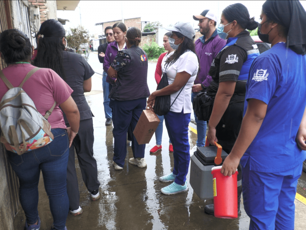 Vacunación casa por casa en Portoviejo busca frenar repunte de tosferina y fiebre amarilla