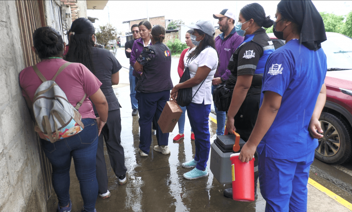 Vacunación casa por casa en Portoviejo busca frenar repunte de tosferina y fiebre amarilla