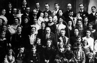 Valentina Vassilyev, una mujer rusa del siglo XVIII, es reconocida por el Libro de los Récords Guinness como la madre con el mayor número de hijos en la historia.