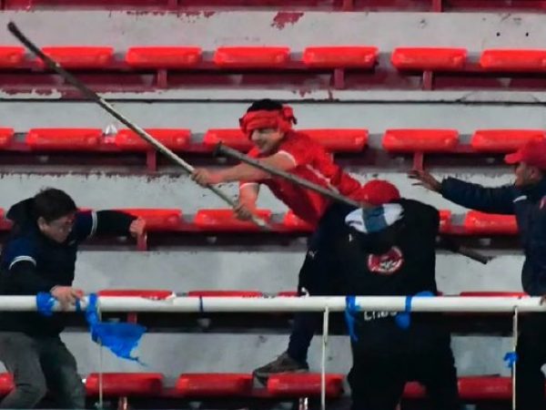 Varios hinchas resultaron heridos al ser atacados salvajemente en el estadio Libertadores de América en Avellaneda.