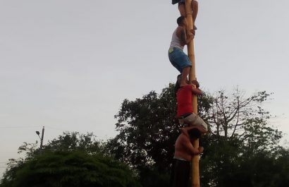 Vecinos de todas las edades compitieron con entusiasmo en la tradicional caña encebada durante el festival comunitario en Puerto Real.