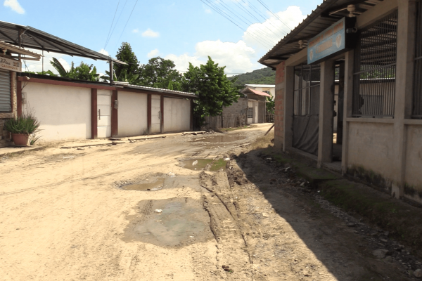Vecinos reclaman intervención urgente por insalubridad y abandono en Cuatro Esquinas