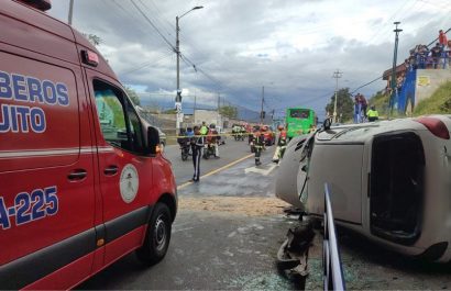 Vehículo cae de puente en Loma de Puengasí en Quito: conductor herido de gravedad