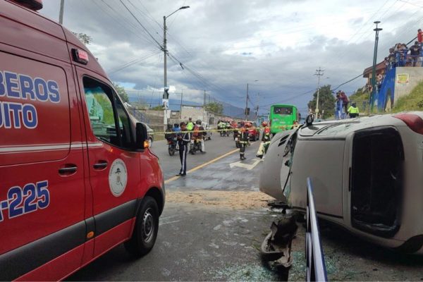 Vehículo cae de puente en Loma de Puengasí en Quito: conductor herido de gravedad