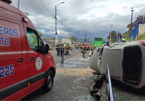 Vehículo cae de puente en Loma de Puengasí en Quito: conductor herido de gravedad