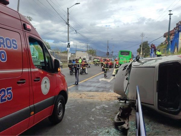 Vehículo cae de puente en Loma de Puengasí en Quito: conductor herido de gravedad