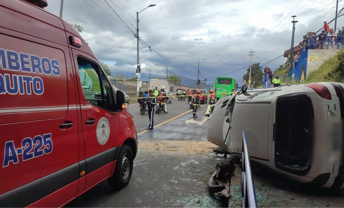 Vehículo cae de puente en Loma de Puengasí en Quito: conductor herido de gravedad