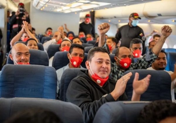 Venezuela recibe a 186 nacionales deportados desde Estados Unidos en el aeropuerto de Maiquetía
