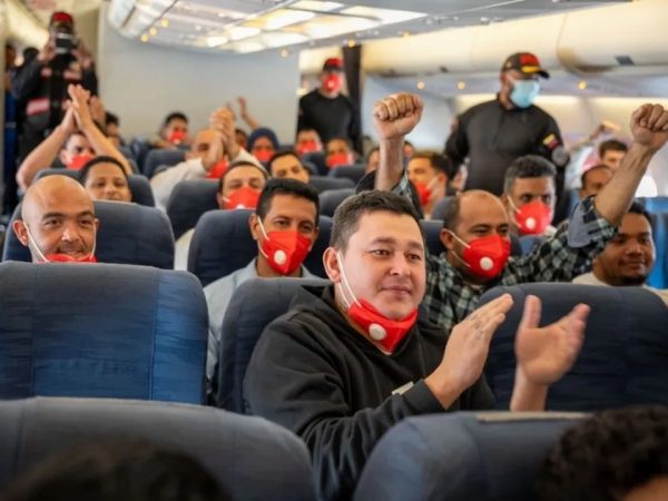 Venezuela recibe a 186 nacionales deportados desde Estados Unidos en el aeropuerto de Maiquetía