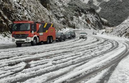 Vía Baeza en Papallacta se habilita tras intensa nevada que afectó el tránsito