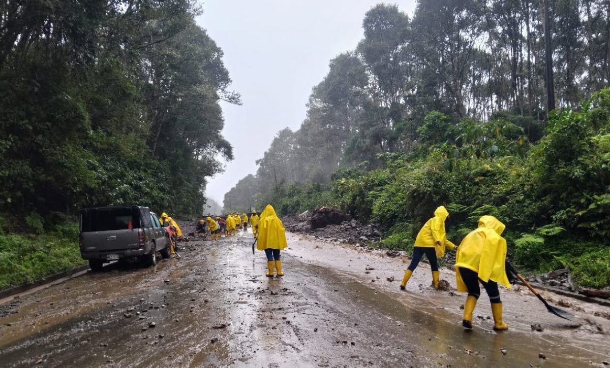 Vía Macas-Riobamba parcialmente habilitada tras deslizamientos