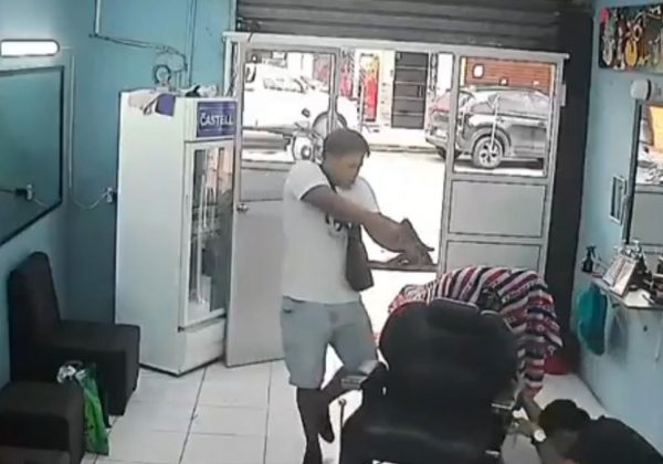 Video: Hombre armado quedó grabado cuando llegó para matar a un barbero en Quevedo, Los Ríos. (Redes sociales).