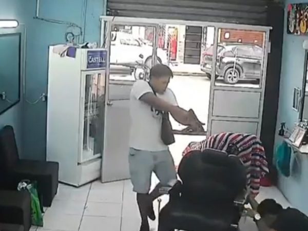 Video: Hombre armado quedó grabado cuando llegó para matar a un barbero en Quevedo, Los Ríos. (Redes sociales).
