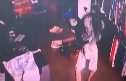 Video Un delincuente se disparó en los testículos cuando pretendía guardar el arma con la que ingresó para asaltar en un negocio, en Argentina. (Cortesía)
