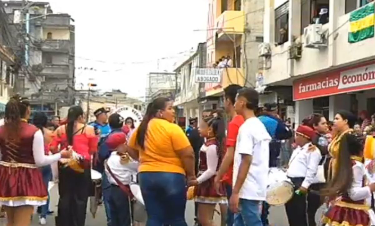 Vinces Supuesta alerta de bomba causó la suspensión del desfile cívico por los 180 años de cantonización. (Captura de pantalla-GAD Vinces).