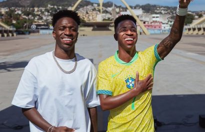 Vinícius Júnior celebra su estatua de cera en Río de Janeiro