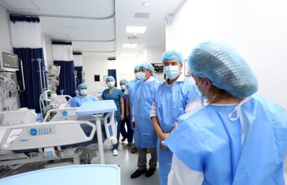 Visita del Presidente Daniel Noboa en la Unidad de Cuidados Intensivos en el Hospital Matilde Hidalgo Procel (Presidencia de Ecuador)