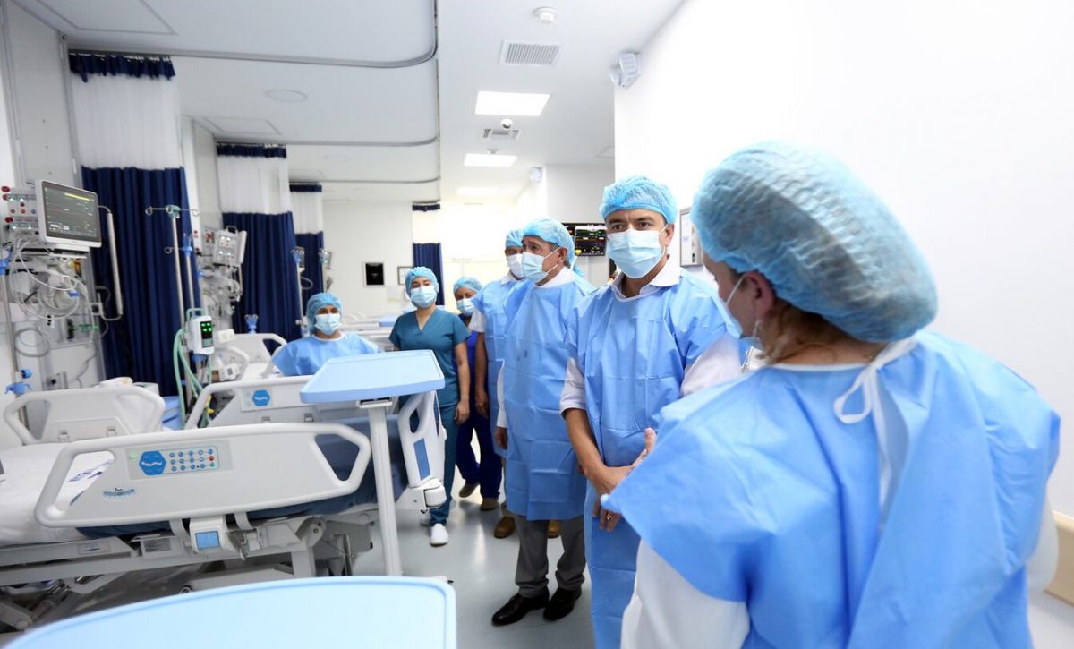 Visita del Presidente Daniel Noboa en la Unidad de Cuidados Intensivos en el Hospital Matilde Hidalgo Procel (Presidencia de Ecuador)
