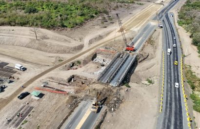 Vista aérea del sitio, donde se observa el desmontaje de los puentes y la variante habilitada con dirección a Jipijapa.