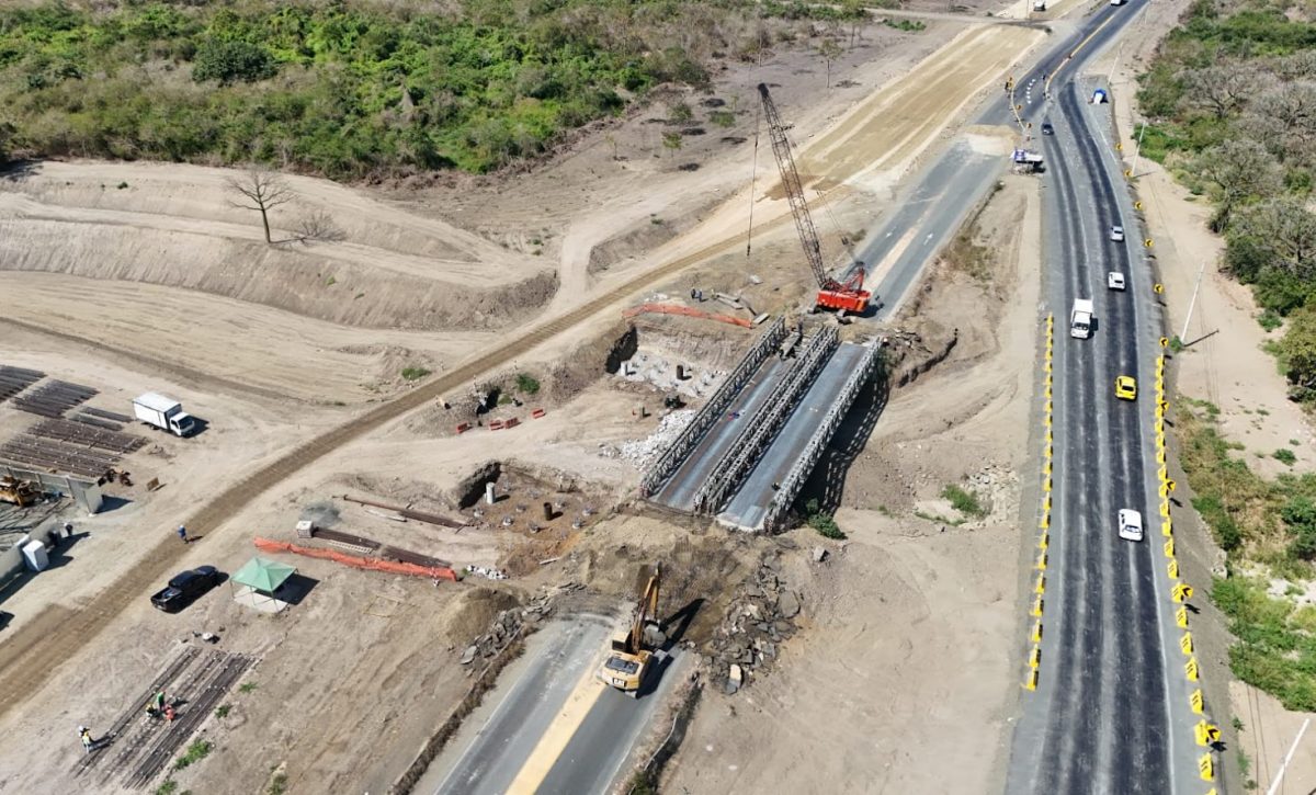 Vista aérea del sitio, donde se observa el desmontaje de los puentes y la variante habilitada con dirección a Jipijapa.